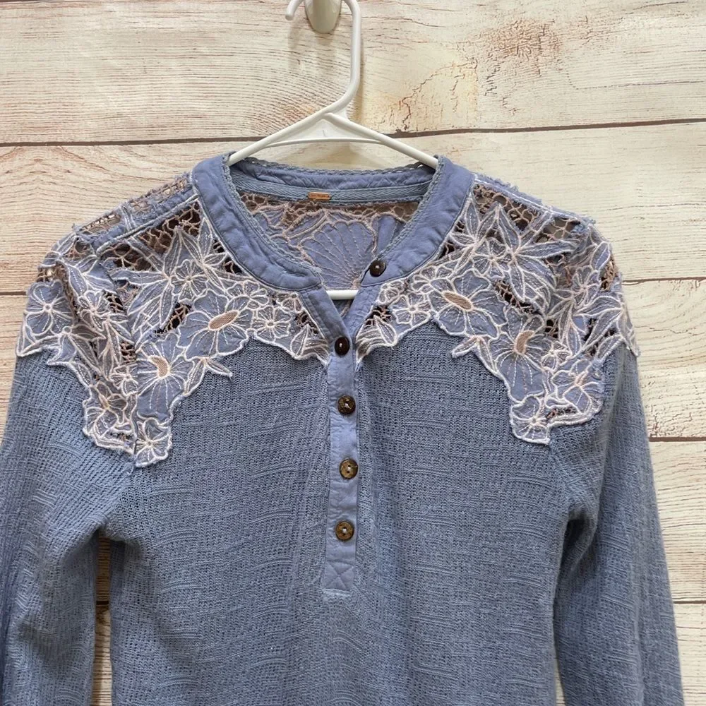 FREE PEOPLE EMBROIDERED HENLEY THERMAL‎ TOP IN BLUE